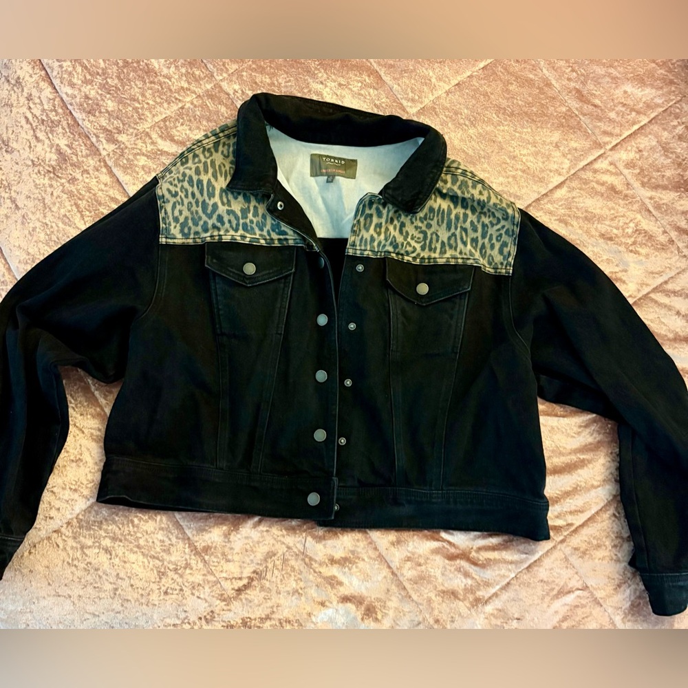 Torrid Leopard Print Black Denim Jacket size 3 3X